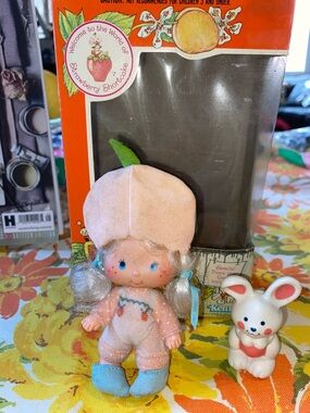 Vintage strawberry shortcake friend apricot doll withHopsalot  pet with origin